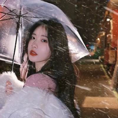 女孩向前走